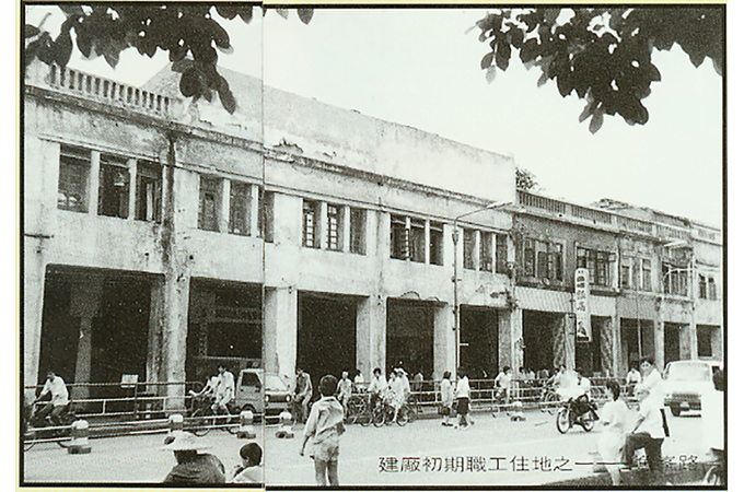 1958年，527名工人從上海等地來到柳州建廠扎根、白手起家，建造了柳工前身“柳州建筑機(jī)械制造廠”，標(biāo)志著柳工正式創(chuàng)建
