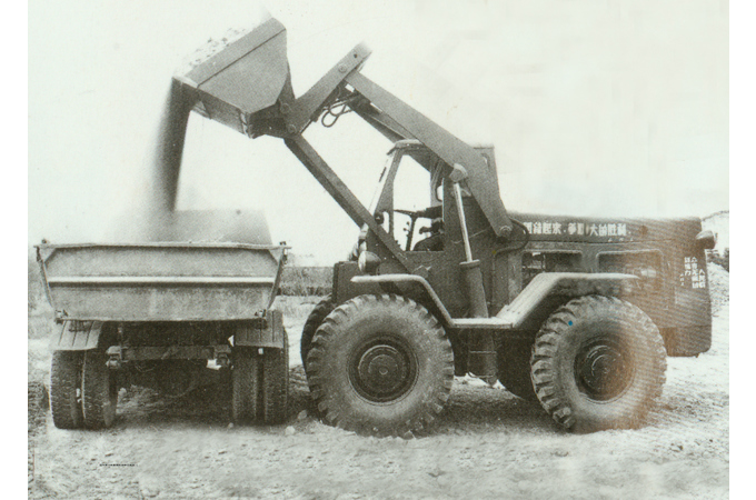 1966年，柳工第一臺(tái)裝載機(jī)Z435研制成功