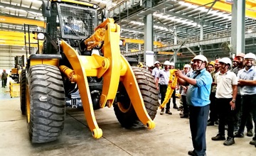 首批量產(chǎn)CLG856H裝載機(jī)在印度工廠成功下線　柳工印度公司新一代產(chǎn)品正式切換