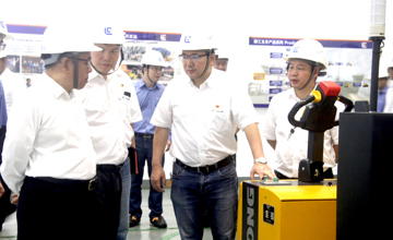 深入基層調(diào)研 解決一線問題 公司領(lǐng)導(dǎo)曾光安、黃海波到叉車公司進(jìn)行調(diào)研