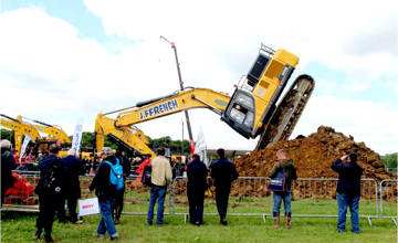 公司大型設(shè)備亮相英國Plantworx展　現(xiàn)場交付首批10臺(tái)CLG922E挖掘機(jī)