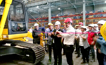 柳工機(jī)械加快海外本地化制造步伐　柳工印度工廠第一臺本地化挖掘機(jī)下線