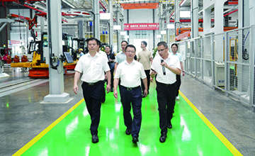 工業(yè)和信息化部電子信息司副司長(zhǎng)史惠康一行到柳工開(kāi)展調(diào)研