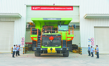 全球首創(chuàng)技術(shù)應(yīng)用！柳工DE100C剛性自卸車下線