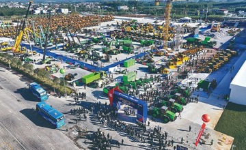 2025柳工全球經銷商年會暨11·26全球客戶節(jié)盛大舉行 現(xiàn)場簽約意向訂單總額達60億元